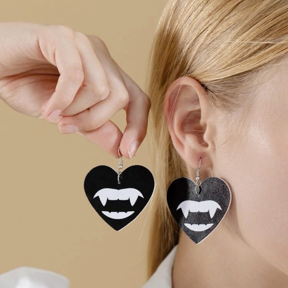 🧛‍♀️ Awesome Large Cartoon Vampire Lips And Teeth Heart Drop Earrings ♥️